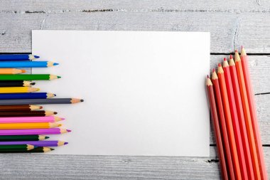 Beyaz eski ahşap arka plan üzerinde renkli kalemler. Üstten Görünüm.