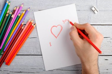 Beyaz eski ahşap arka plan üzerinde renkli kalemler. Üstten Görünüm.