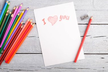 Beyaz eski ahşap arka plan üzerinde renkli kalemler. Üstten Görünüm.