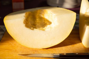 ahşap tahta üzerinde taze kavun.