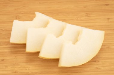 Tahtada taze kavun var..