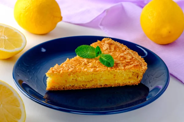 Шматок Лимонного Пирога Ятою Зверху Синій Тарілці — стокове фото