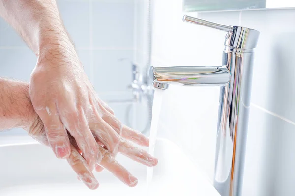 Mycie Rąk Mydłem Pod Bieżącą Wodą Łazience — Zdjęcie stockowe