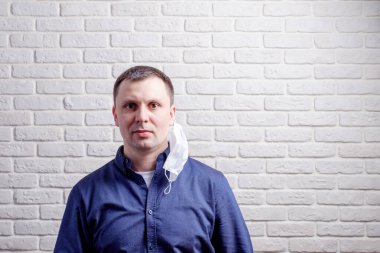 Bulaşıcı hastalıklara karşı koruma, koronavirüs. Enfeksiyonu önlemek için hijyenik maske takan adam, grip gibi hava yoluyla bulaşan solunum hastalığı, 2019-nCoV