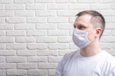 Bulaşıcı hastalıklara karşı koruma, koronavirüs. Enfeksiyonu önlemek için hijyenik maske takan adam, grip gibi hava yoluyla bulaşan solunum hastalığı, 2019-nCoV