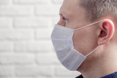 Bulaşıcı hastalıklara karşı koruma, koronavirüs. Enfeksiyonu önlemek için hijyenik maske takan adam, grip gibi hava yoluyla bulaşan solunum hastalığı, 2019-nCoV
