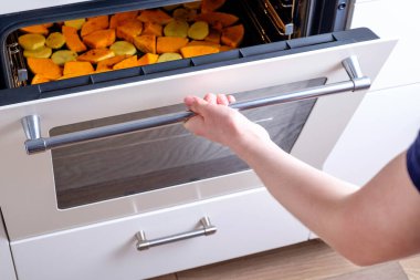 Fırında kızartılmış balkabağı ve patates.