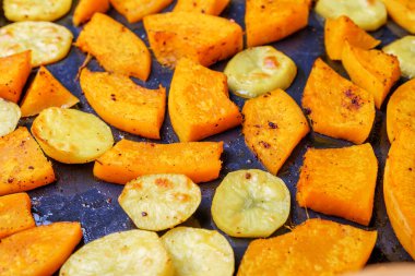 Kavrulmuş kabak ve patates kızartma tepsisinde.
