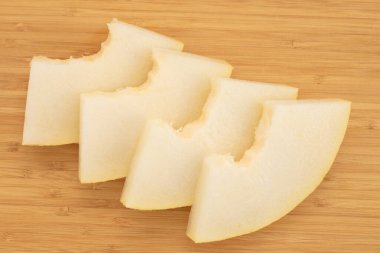 Tahtada taze kavun var..