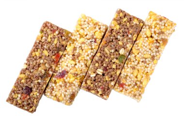 Kahverengi ve sarı granola çubukları beyaz arkaplanda izole