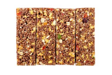 Kahverengi ve sarı granola çubukları beyaz arkaplanda izole