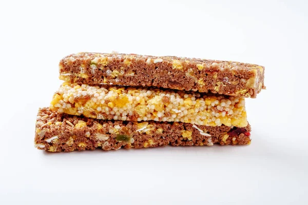 Beyaz arkaplanda kahverengi ve sarı granola çubukları