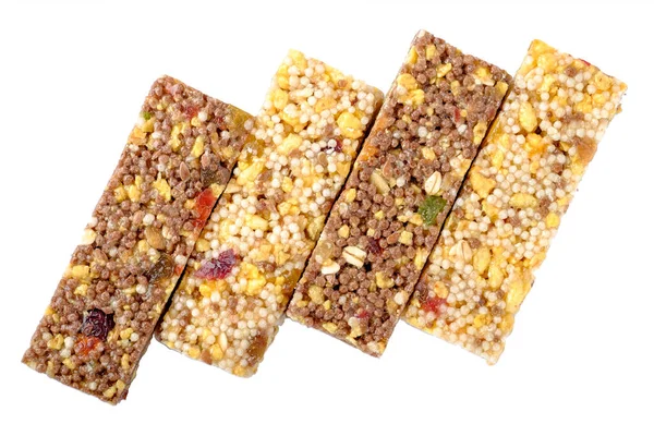 Kahverengi ve sarı granola çubukları beyaz arkaplanda izole