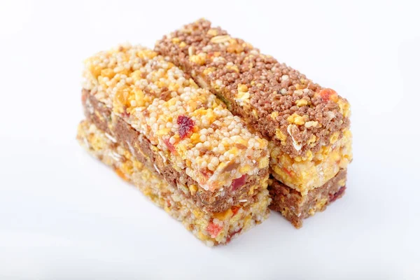 Beyaz arkaplanda kahverengi ve sarı granola çubukları