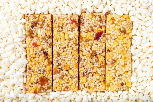 Hnědá Žlutá Granola Tyčinky Nafouklém Vzduchu Rýže Pozadí Stock Obrázky