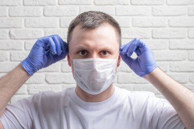 Bulaşıcı hastalıklara karşı koruma, koronavirüs. Enfeksiyonu önlemek için hijyenik maske takan adam, grip gibi hava yoluyla bulaşan solunum hastalığı, 2019-nCoV