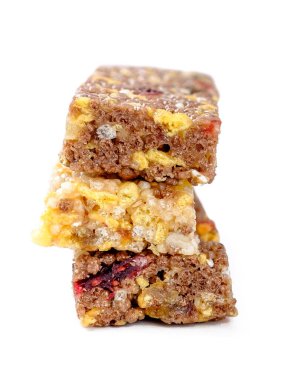 Beyaz arkaplanda kahverengi ve sarı granola çubukları