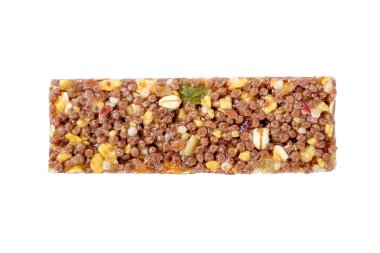 Kahverengi ve sarı granola çubukları beyaz arkaplanda izole