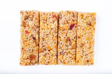 Kahverengi ve sarı granola çubukları beyaz arkaplanda izole