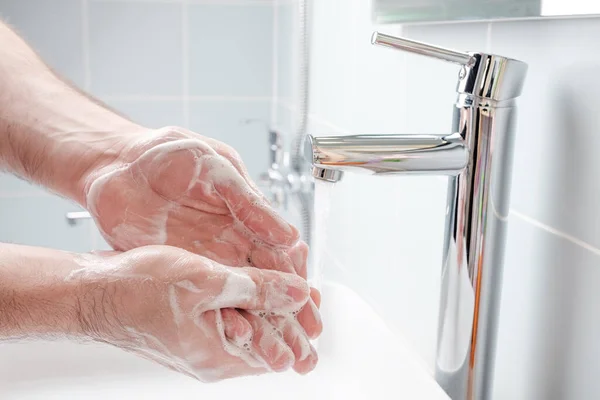 Mytí Rukou Mýdlem Pod Tekoucí Vodou Koupelně Stock Fotografie