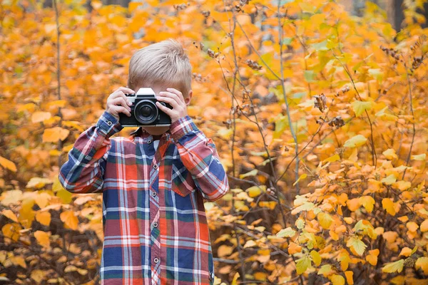 Милый подросток фотографирует в парке Лицензионные Стоковые Изображения