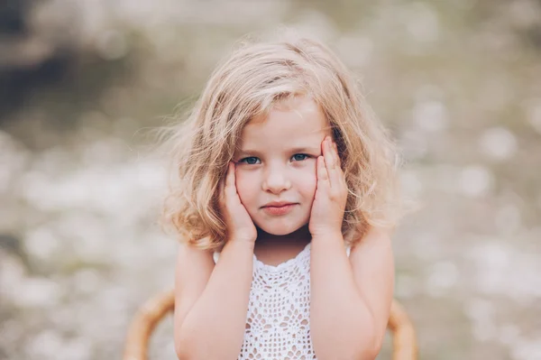 Küçük sarışın kız — Stok fotoğraf