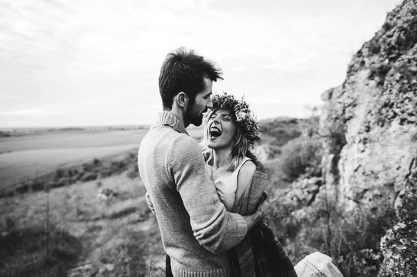 Loving couple in mountains — Stock Photo, Image
