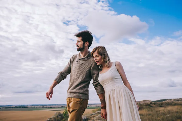 Couple amoureux dans les montagnes — Photo