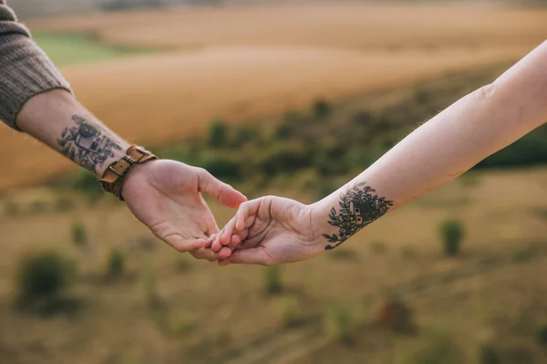 Couple holding hands — Stock Photo, Image