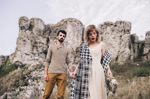 Loving couple in mountains — Stock Photo, Image