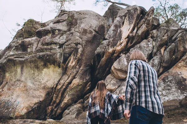 Pareja enamorada en las montañas —  Fotos de Stock