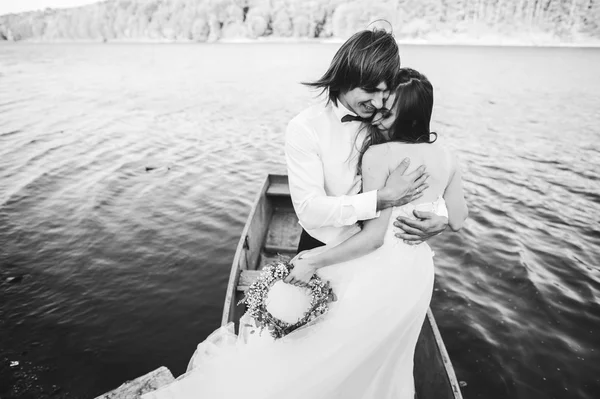 Jeune couple en bateau — Photo