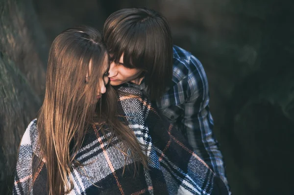 Casal apaixonado perto de árvore — Fotografia de Stock