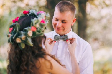 sonbahar ormanda genç Çift