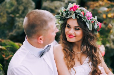 sonbahar ormanda genç Çift