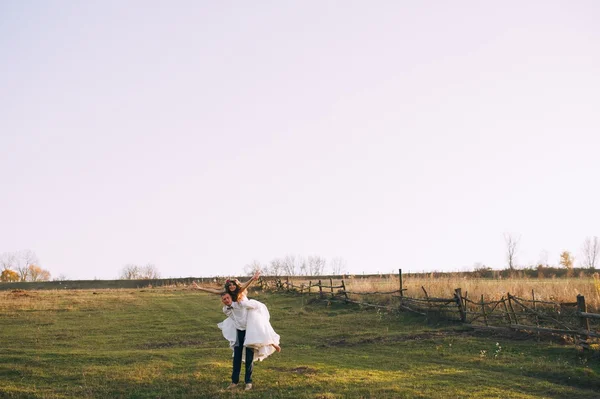 Casal jovem em campo — Fotografia de Stock