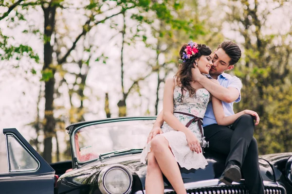 Casal amoroso com carro retro — Fotografia de Stock