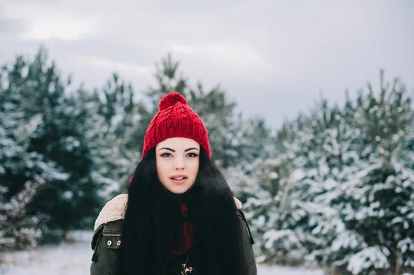 Jovem mulher na floresta — Fotografia de Stock