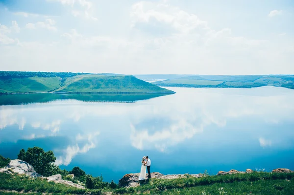 Любляча пара на горі — стокове фото