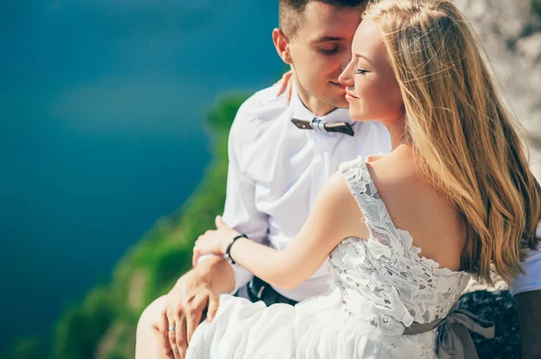 Casal amoroso na montanha — Fotografia de Stock