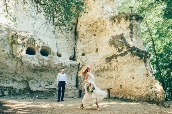 Para ślub w pobliżu rock — Zdjęcie stockowe