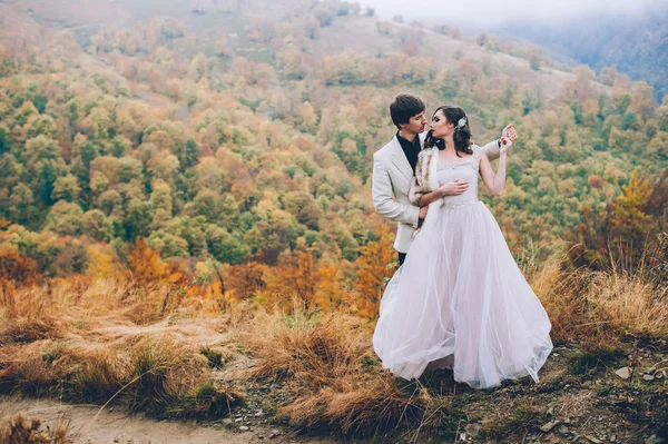 Happy couple in mountains — Stock Photo, Image