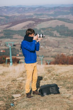 adam sonbahar dağlarda