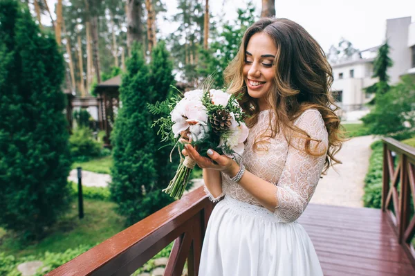 아름 다운 웃는 신부 — 스톡 사진