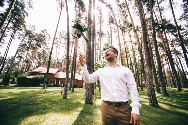 Sposo con bouquet da sposa — Foto Stock