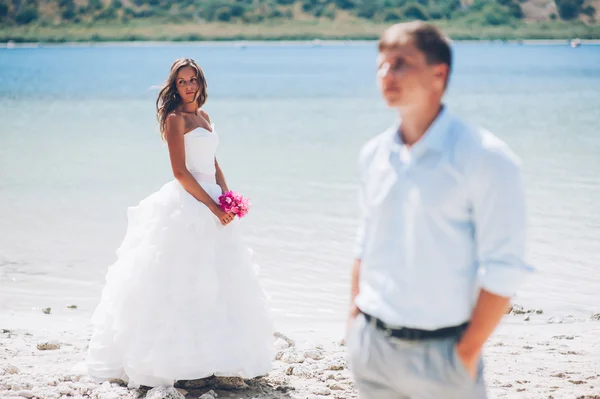 Hermosa pareja en el día de la boda — Foto de Stock