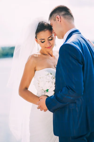 Coppia felice il giorno del matrimonio — Foto Stock