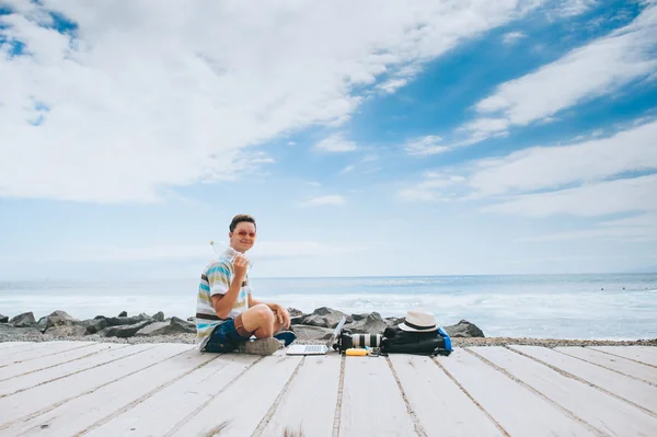 Jonge man op strand — Stockfoto
