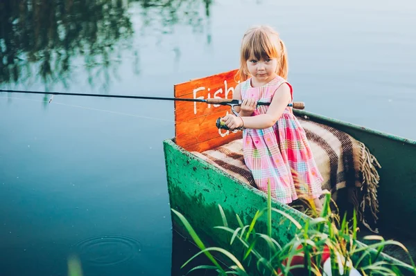 Little girl fishing on lake — Stock Photo, Image