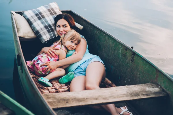 Mère et fille en bateau — Photo